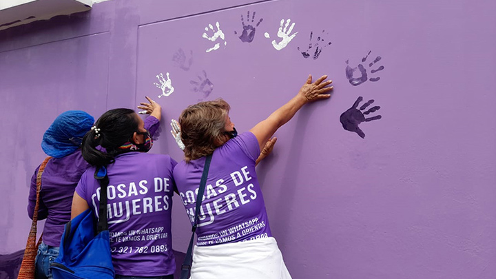 Mano a mano fueron dándole forma al mural.