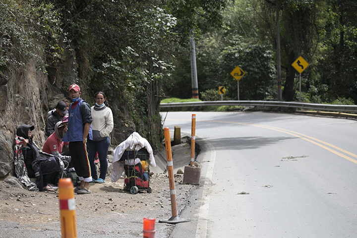 Denuncian que han sido víctimas de robo por dormir en la carretera.