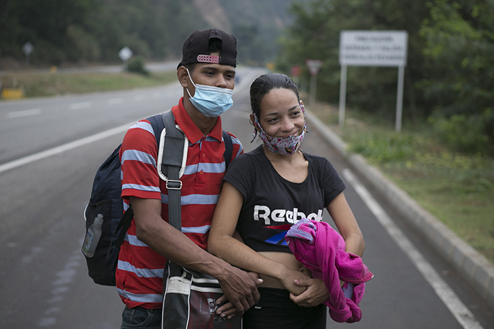 Esta pareja se muestra feliz porque pronto se reencontraran con sus familiares.