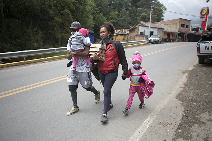 El instinto de supervivencia los hace perder el miedo de salir de la mala situación que vive Venezuela, para afrontar los peligros de la carretera.