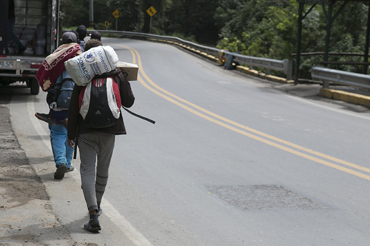 Diferentes organizaciones humanitarias nacionales e internacionales velan por el bienestar de los caminantes en algunos tramos de su recorrido.