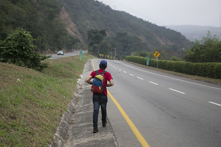 Algunos jóvenes deciden realizar la travesía completamente solos.