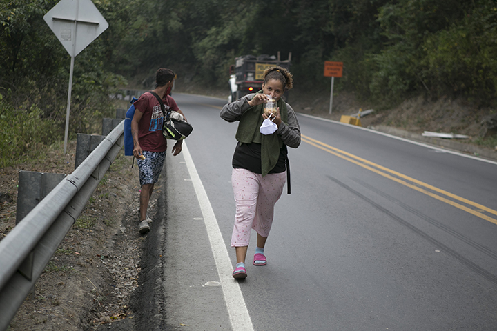 Los caminantes se exponen a un gran número de riesgos, uno de ellos, accidentes de tránsito por el poco espacio en la vía para caminar.