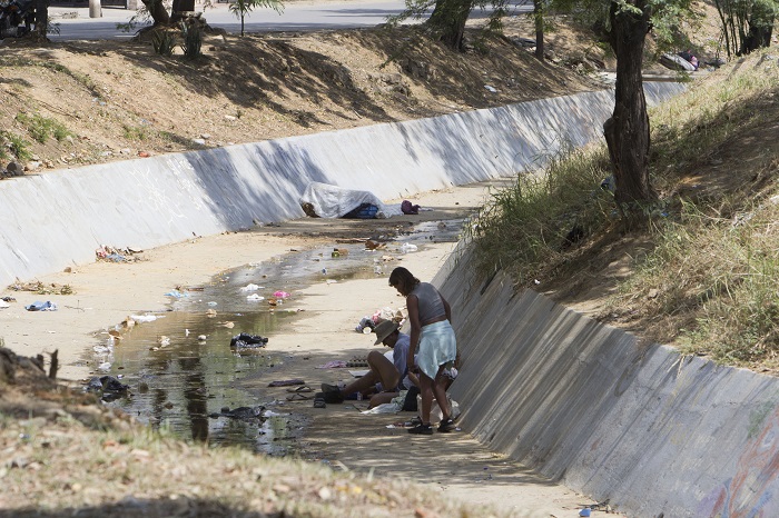 El Canal Bogotá se ha convertido en el principal refugio para los habitantes de calle./ Luis Alfredo Estévez/ La Opinión 