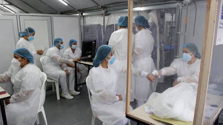 Se instalaron dos alas de vacunacion conformada  por 48 cubiculos, 48 camillas, alli se ubicarán el vacunador, el digitador, supervisor y la persona que recibirá la vacuna.