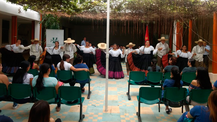 El grupo de danzas rindió homenaje con un baile.