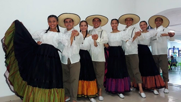 Grupo de danzas Unisimón.