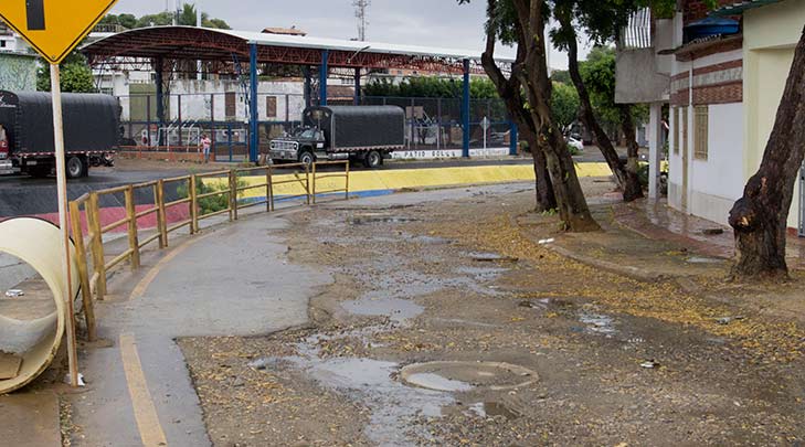 Las vías contiguas al Canal Bogotá están convertidas en caminos de herradura.