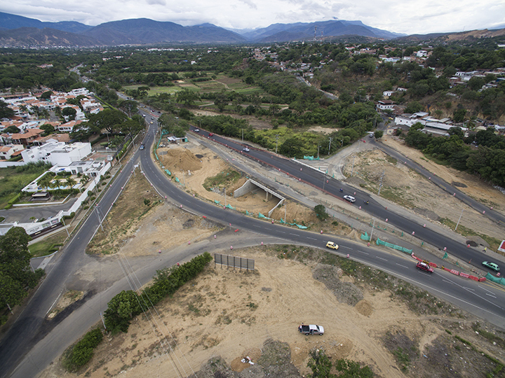 Vista de la autopista internacional durante el proceso de construcción del intercambiador de Rumichaca.