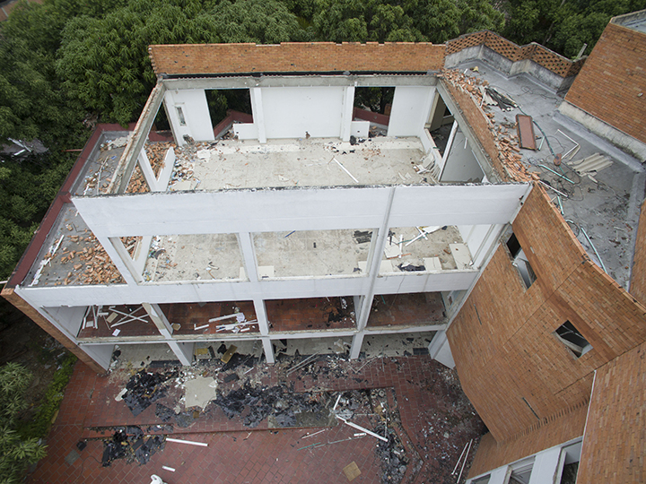 Demolición del edifico del DAS sobre la avenida libertadores.