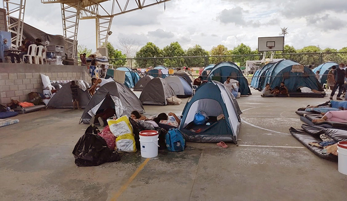 En el albergue Riveras del Río los venezolanos están durmiendo en carpas.