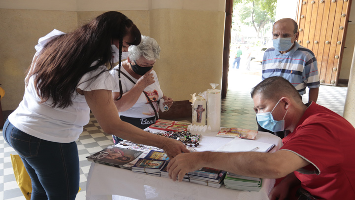 Los creyentes católicos usan generalmente las imágenes en accesorios de vestir para tener la sensación de protección contra el demonio./FOTO: Alfredo Estévez-La Opinión