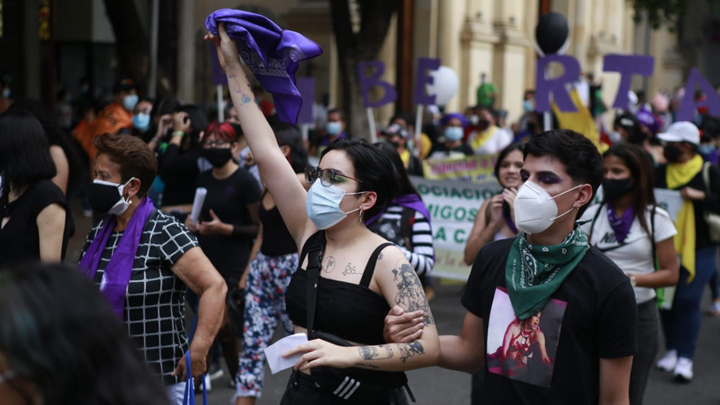 Grupos feministas recuerdan  las luchas históricas de las mujeres en el mundo.