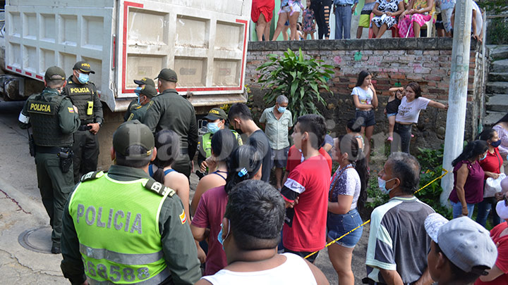 Cuando los policías quisieron llegar a custodiar la escena del crimen no les permitieron ingresar, sino que lanzaban piedras en contra de ellos.