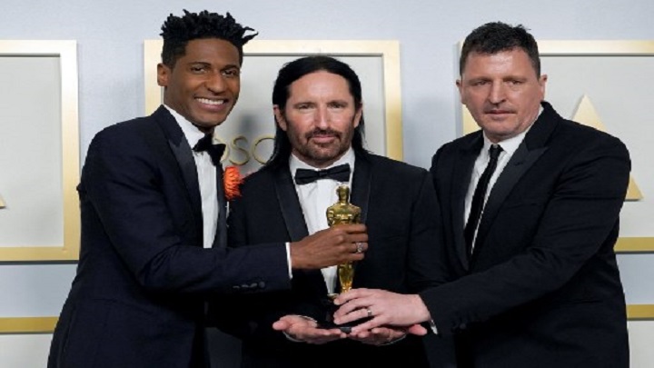 El músico estadounidense Jon Batiste, el músico estadounidense Trent Reznor y el músico inglés Atticus Ross, ganadores del premio a la partitura original por "Soul"./FOTO: AFP