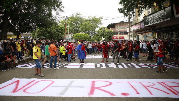 Con pancartas en contra de la reforma tributaria salieron a marchar los jóvenes.