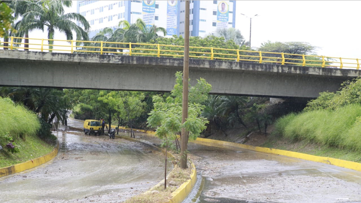 Durante unas horas la vía estuvo cerrada por la acumulación de agua.