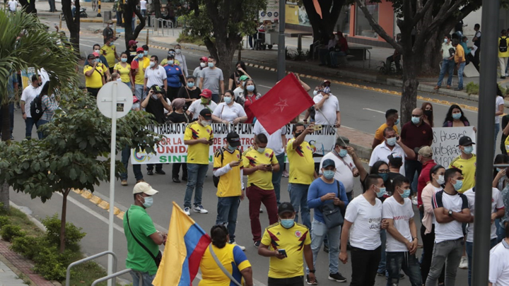  Marchan integrantes de sindicatos y asociaciones de trabajadores