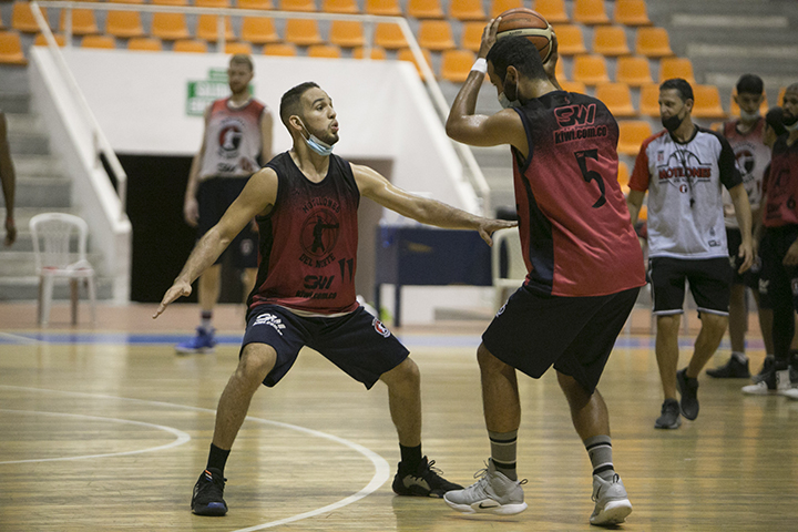 José Acevedo, posición: rebotero.