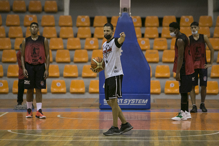 Bernardo Fitz, entrenador del equipo.