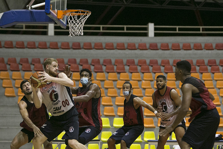 Nick Evans es el jugar mas alto del equipo con 2.10 mt de altura.