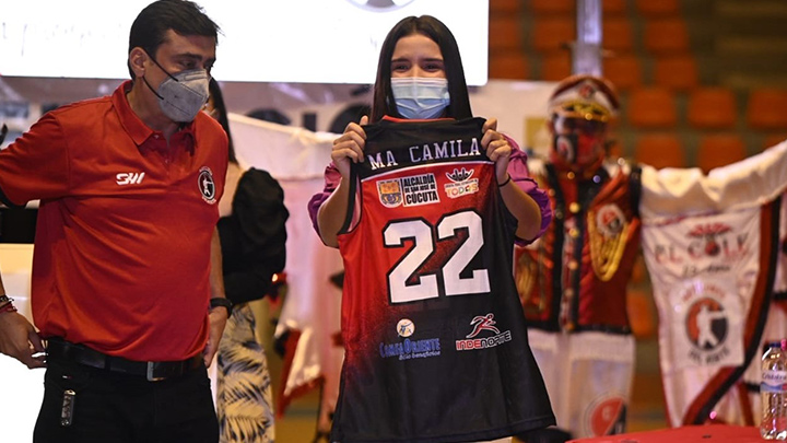 María Camila Osorio recibió una camiseta de Motilones del Norte.