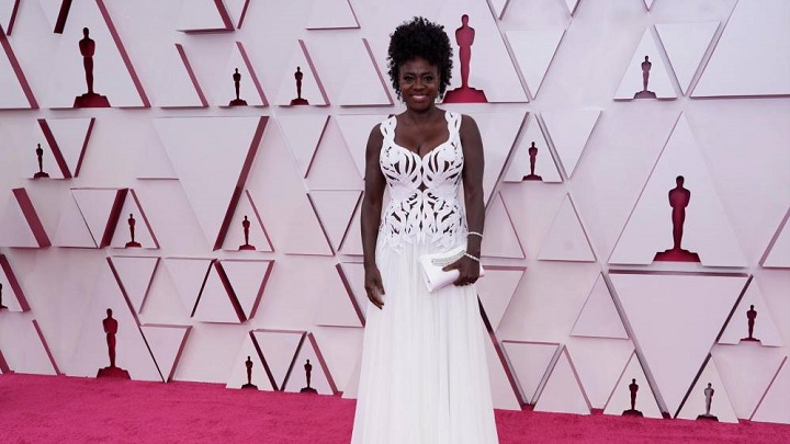 Viola Davis también nominada, escogió uno de los colores de la noche, el blanco./FOTO: Colprensa