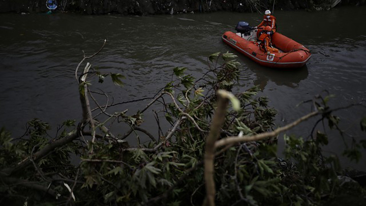 Debido a la alta sedimentación del río, el bote no pasa, por lo que han tenido que utilizar unos elementos de tres a cuatro metros de longitud con el fin de poder iniciar la búsqueda./FOTO:;Colprensa