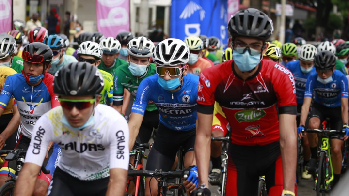 A los corredores rojinegros se suma el pamplonés Roosbelth Rojas (#1) con el Colnago CM Team