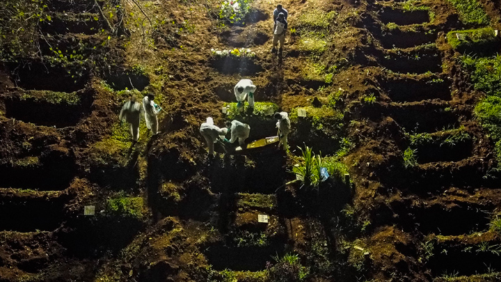 Vista aérea que muestra un ataúd enterrado en el cementerio de Vila Formosa de Sao Paulo, Brasil. El país cerró mazo con diferencia el mes más letal de la pandemia de coronavirus. / Foto: AFP