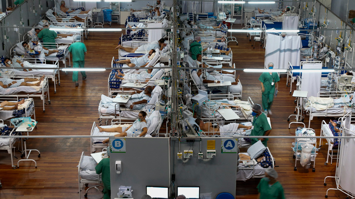 Pacientes con COVID-19 en un hospital de campaña instalado en un gimnasio deportivo, en Santo Andre, estado de Sao Paulo, Brasil. / Foto: AFP