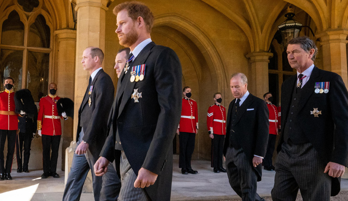 El príncipe Enrique no caminó tras el féretro junto a su hermano Guillermo, de 38 años. Entre ellos se situó su primo Peter Phillips, lo que alimentó las especulaciones sobre una persistente disputa. / Foto: AFP