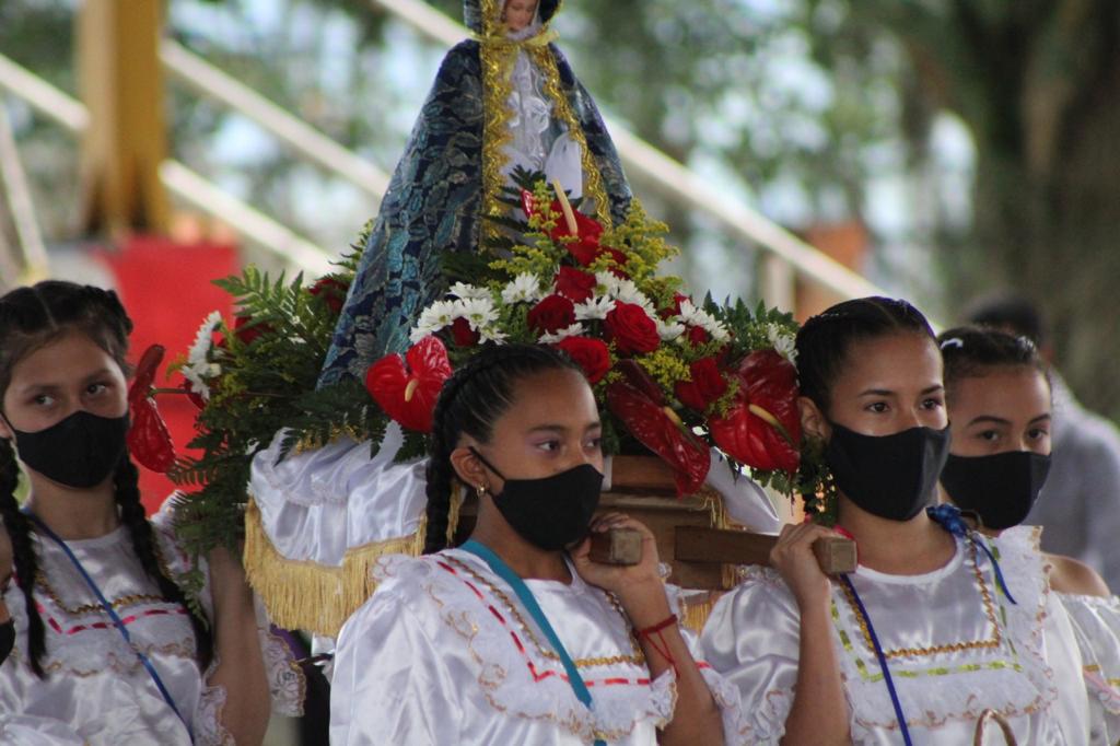 Además se hizo una procesión con los santos más pequeños.