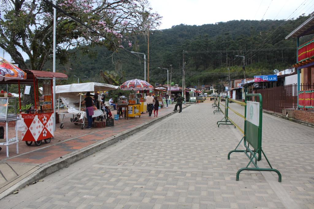 En las calles se instalaron vallas para controlar las multitudes.