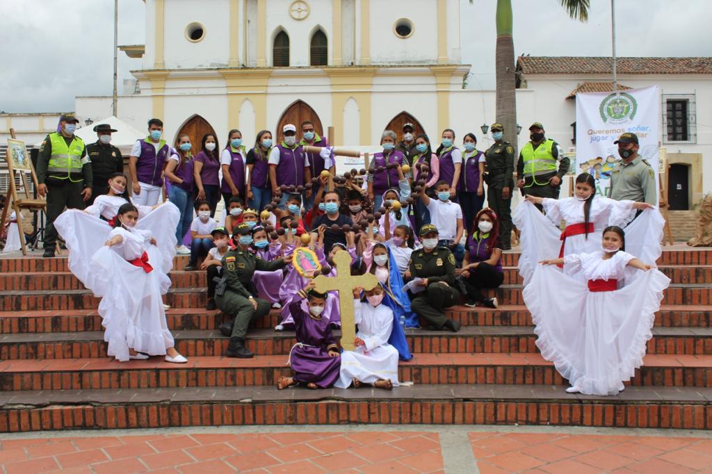 Grupo de actores que participaron de los actos en vivo.