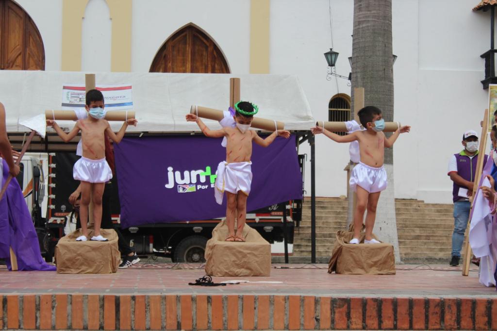 La crucifixión se llevo a cabo frente a la iglesia.