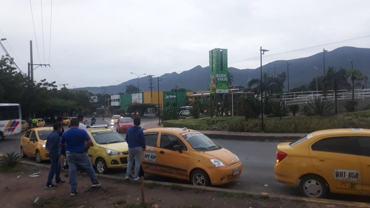 En el kilómetro 8 del municipio de Los Patios también están concentrados mientras la Policía supervisa que no hayan disturbios.