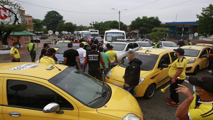 Cada 15 minutos están dejando circular a los demás vehículos que pasan por la zona.