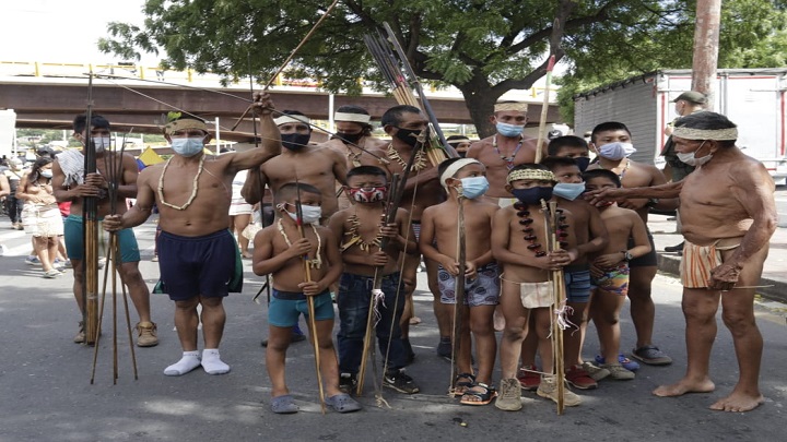 Con sus vestimentas tradicionales, los Barí piden ser escuchados por el Gobierno Nacional.