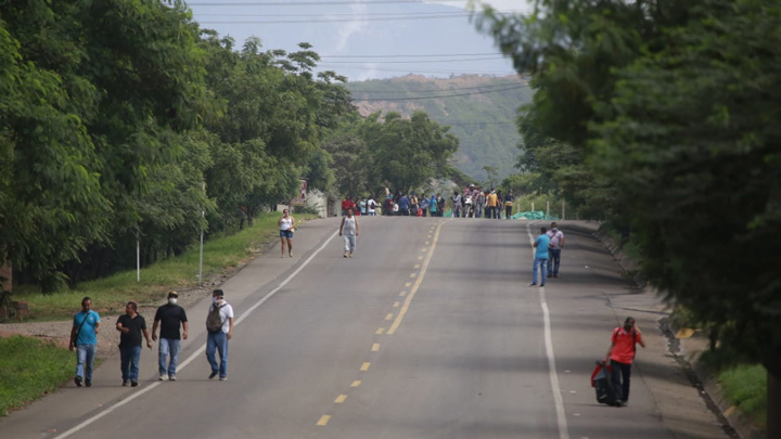 Algunos habitantes han tenido que caminar ante los bloqueos 