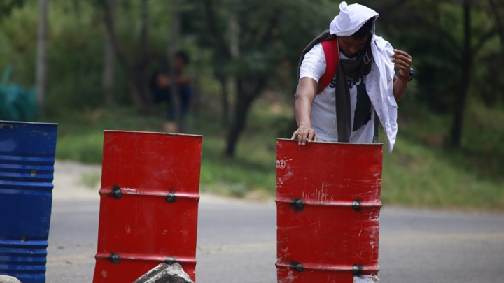 La vía sigue cerrada con escombros y piedras 