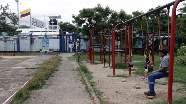 La cancha La Frontera, que también posee atracciones infantiles en el parque, es uno de los sitios más emblemáticos de este barrio.