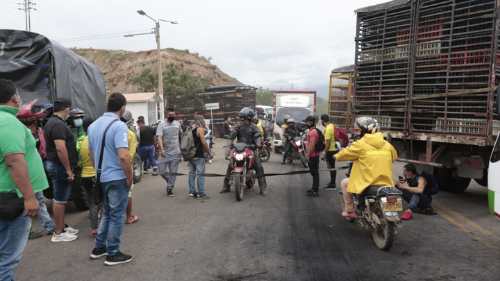 Desde la madrugada se encuentra  bloqueada la vía de Urimaco- El Zulia 