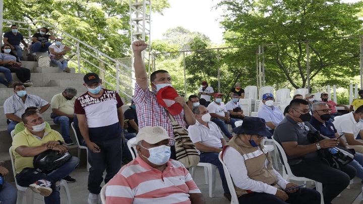 Los comerciantes, taxistas y estudiantes de la región también asisten al Cabildo Abierto Popular.