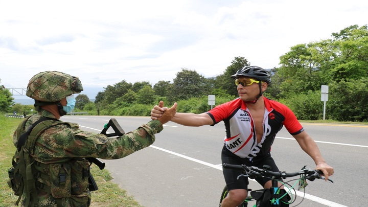 El Ejército brinda recomendaciones a quienes circulan en las vías para que se cuiden de la COVID-19.