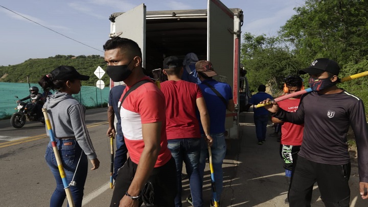 Los líderes de la guardia indígena y campesina revisan los vehículos para verificar que los camiones lleven solo cargas de alimentos, combustible y medicinas.