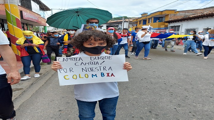 Los niños están presentes en la jornada que transcurre de manera pacífica.