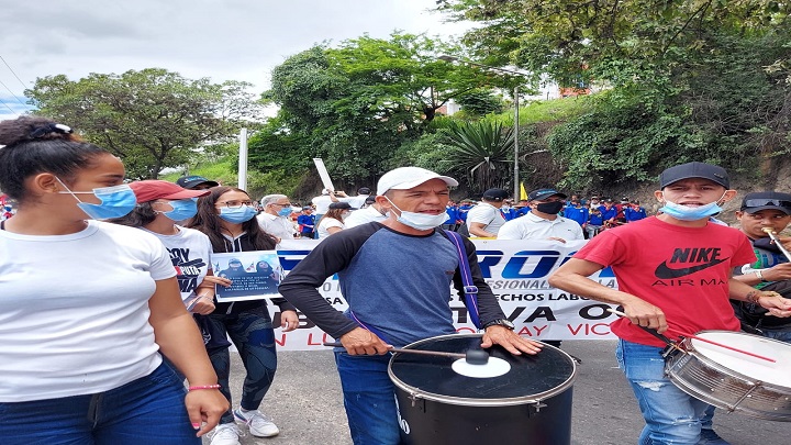 Sin disturbios transcurre la movilización en la que una vez más el pueblo alza su voz de protesta contra el Gobierno Nacional.