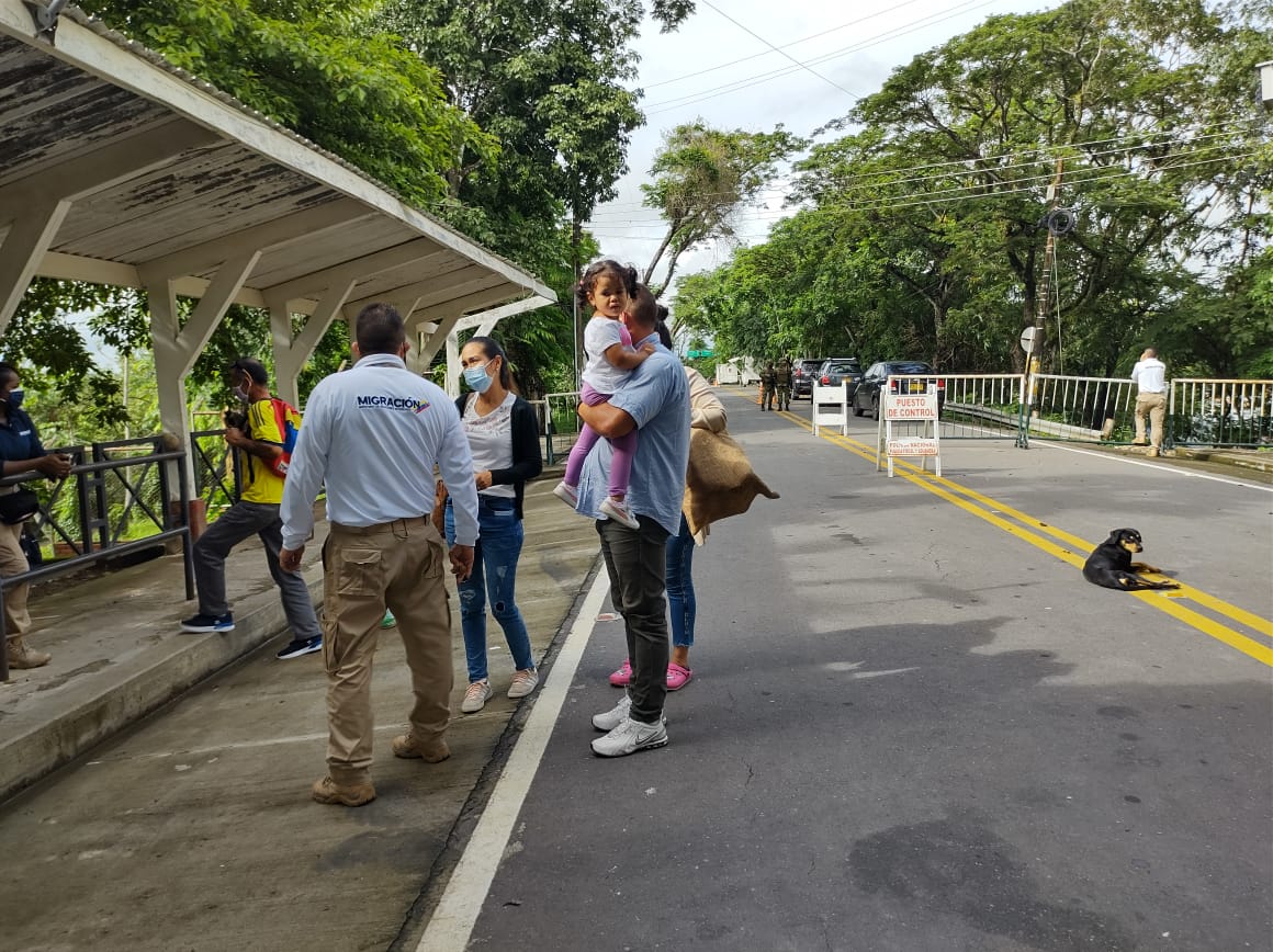 En Arauca el Puente José Antonio Páez las personas se acercaron para cruzar al lado venezolano.