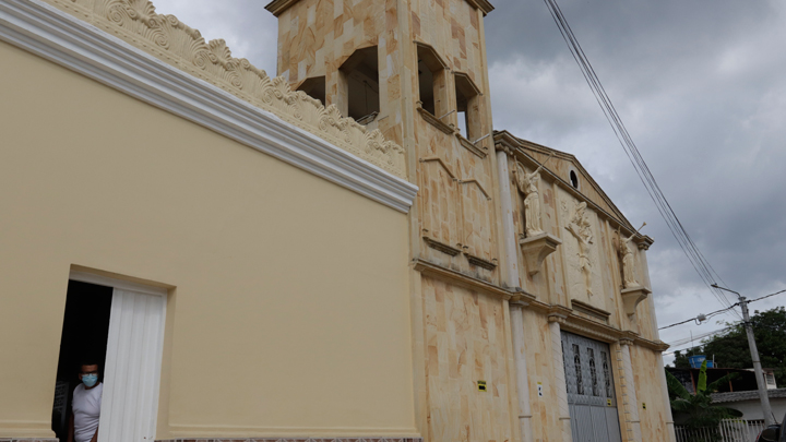 Donde hoy está la Parroquia Santísima Trinidad, antes existía un teatro.